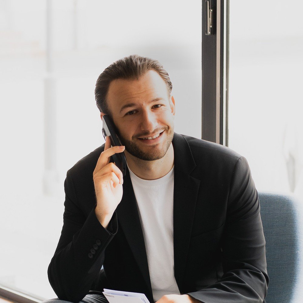 Simon Gärtner im Gespräch bei der Generalagentur Gärtner